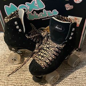 LIKE NEW! CUSTOM bedazzled size 5 Moxie panther quad roller skates